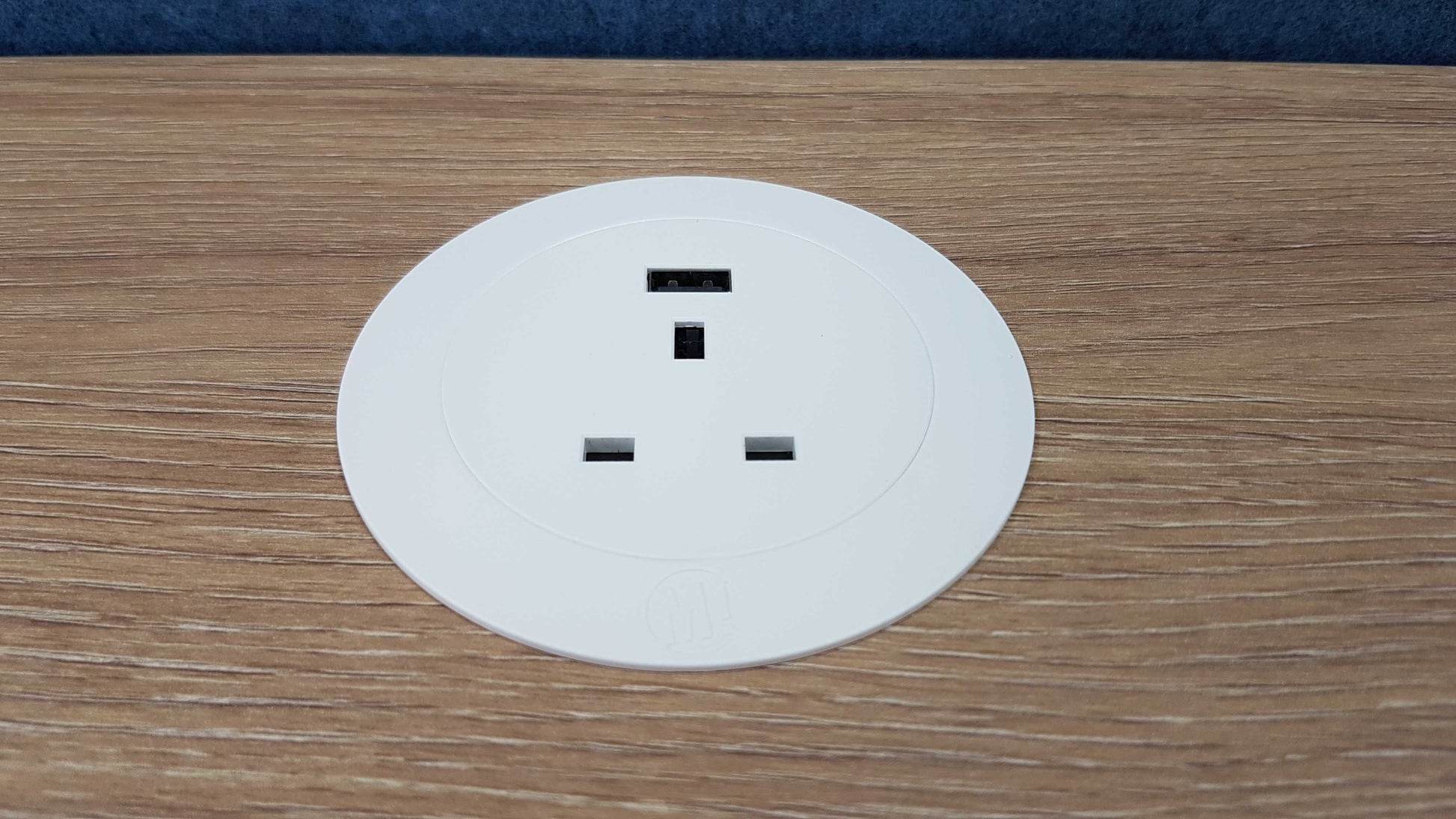 Saxen In-Desk Porthole Power Socket with single USB Smart-Charge in white