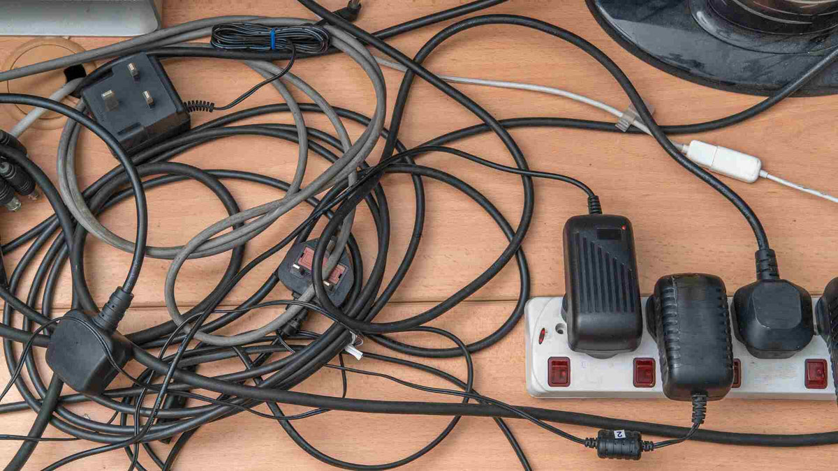 How to Arrange Cables on a Desk : 5 Solutions | FRISKA DESK